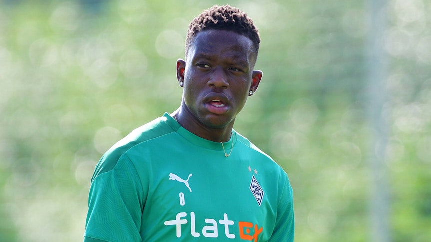 Denis Zakaria, Spieler der Gladbacher Borussia, blickt während einer Trainingseinheit in die Ferne.