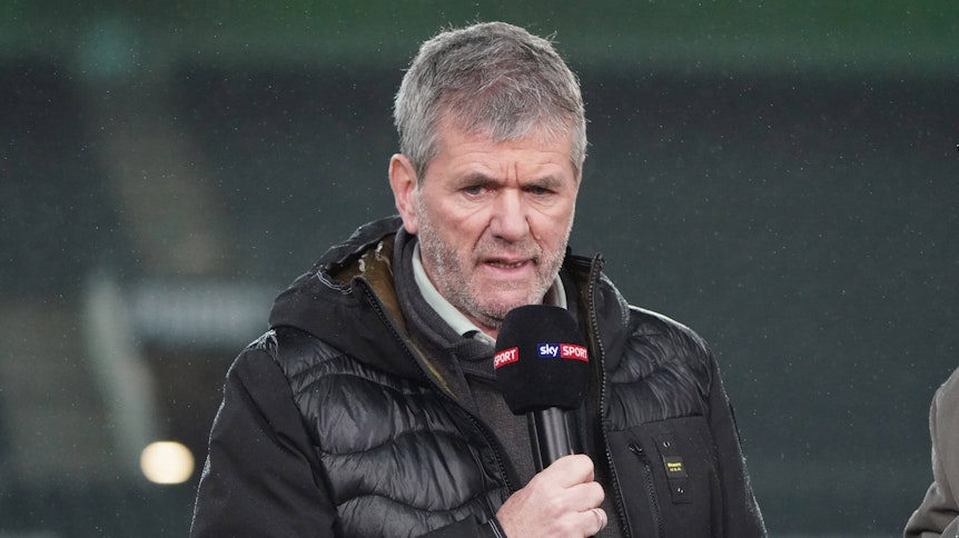 Friedhelm Funkel, ehemaliger Trainer von Fortuna Düsseldorf, hält im März 2020 im Gladbacher Borussia-Park ein Mikrofon des TV-Senders „Sky“ in der Hand und spricht.