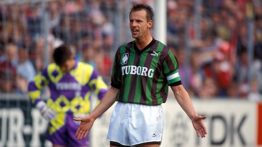 Frantisek Straka im März 1991 als Kapitän der Gladbacher Borussia. Im Hintergrund ist Torhüter Uwe Kamps zu erkennen.