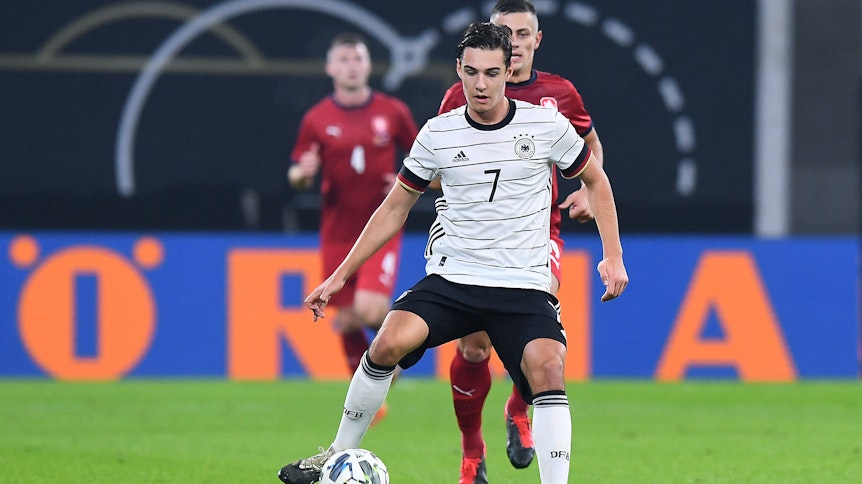 Gladbachs Mittelfeldspieler Florian Neuhaus kontrolliert während des Länderspiels zwischen Deutschland und Tschechien den Ball.
