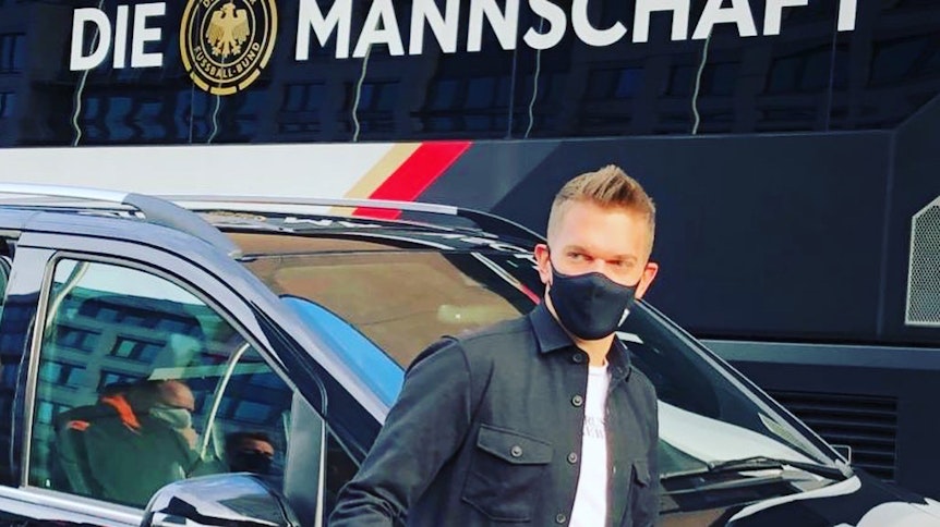 Gladbachs Abwehr-Chef Matthias Ginter checkt am Donnerstag im DFB-Team-Hotel in Leipzig ein.