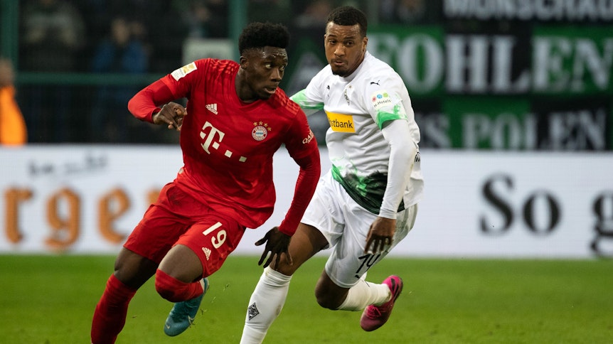 Alassane Plea (r.) verfolgt Bayerns Alphonso Davies (l.) beim 2:1-Heimsieg der Fohlen in der Vorsaison.