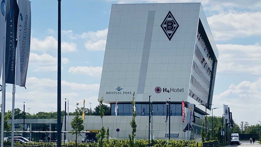 Im Gladbacher Borussia-Park steht das Gebäude „8 Grad“, welches ein Gesundheitszentrum, Arztpraxen und ein Hotel beherbergt.