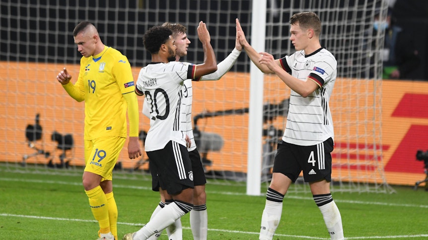 Jubel in den weißen Trikots: Drei DFB-Stars feiern das 3:1 gegen die Ukraine. Serge Gnabry (v. l.), Torschütze Timo Werner und Matthias Ginter (r.).