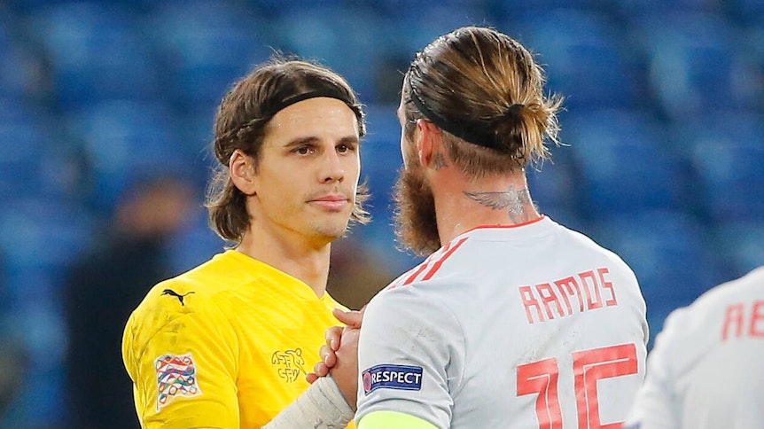 Torwart Yann Sommer (Schweiz, l.) klatscht Sergio Ramos (Spanien, r.) nach dem Duell in der Nations League zwischen Schweiz und Spanien ab.