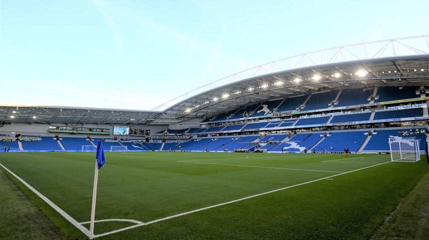 Odel Offiah spielt für Brighton & Hove Albion U18 im Umfeld des Falmer Stadium.