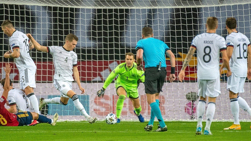 Gladbachs Abwehrchef Matthias Ginter klärt in dieser Szene gegen furiose Spanier den Ball, während seine Team Kollegen Kroos, Goretzka und Torhüter Neuer gespannt zuschauen.
