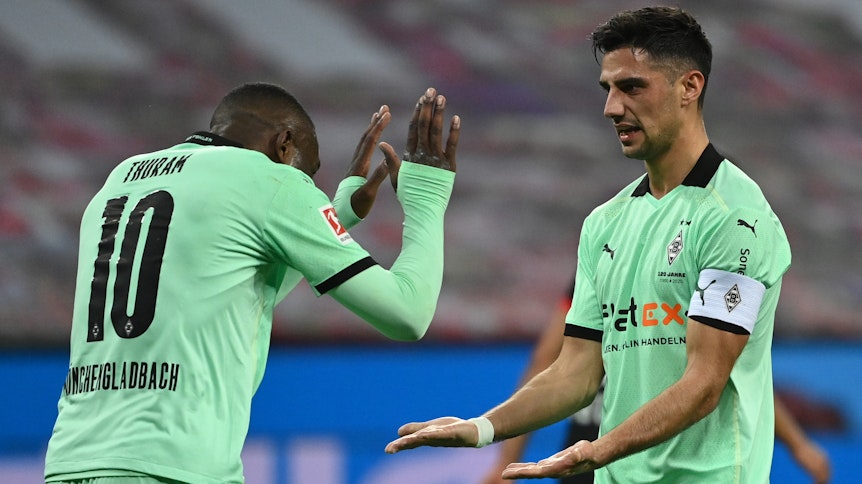 Gladbachs Lars Stindl (r.) bejubelt mit Marcus Thuram (l.) einen Treffer gegen Leverkusen.