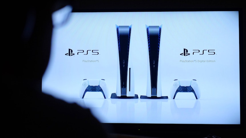 Ein Mann schaut auf einen Monitor, auf dem ein Werbefilm zur neuen Spielekonsole „Playstation 5“ zu sehen ist. Das Symbolfoto entstand am 11. Juni.