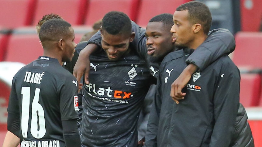 Die Gladbacher Spieler Ibrahima Traore, Breel Embolo, Marcus Thuram und Alassane Plea freuen sich nach dem Derby-Sieg (3:1) Anfang Oktober in Köln.
