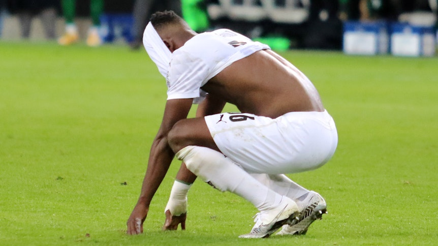 Gladbach-Stürmer Breel Embolo vergräbt sein Gesicht nach dem enttäuschenden 1:1-Remis gegen Augsburg unter seinem Trikot.