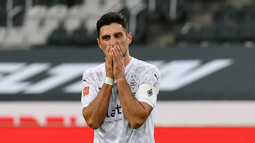 Borussias Mittelfeldspieler Florian Neuhaus hat gegen den FC Augsburg treffen können. Sein Treffer reichte am Ende nicht. Kapitän Lars Stindl (Foto) konnte es nicht fassen.