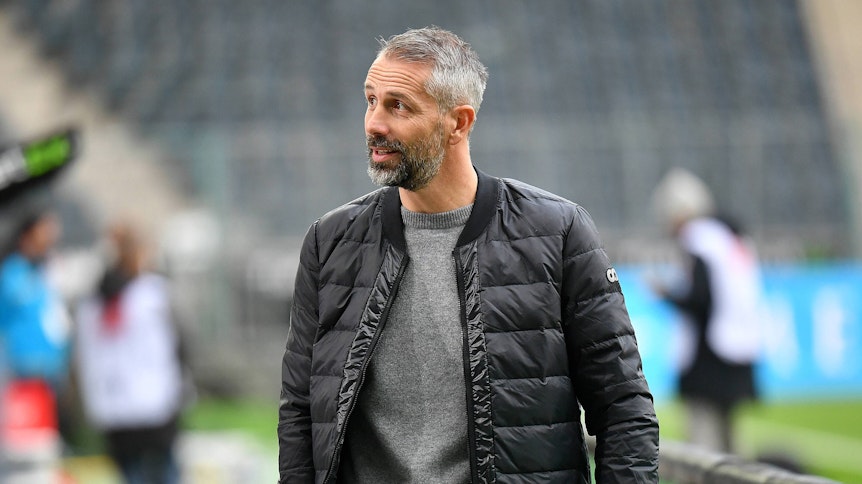 Trainer Marco Rose blickt nach dem 1:1-Remis seiner Gladbacher Borussia gegen den FC Augsburg Richtung Tribüne.