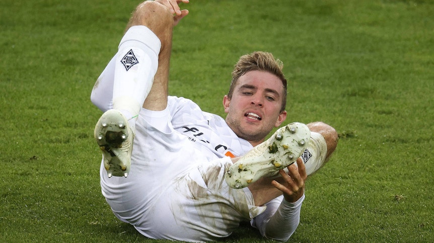 Gladbachs Christoph Kramer legt im Heimspiel gegen Augsburg am Boden.