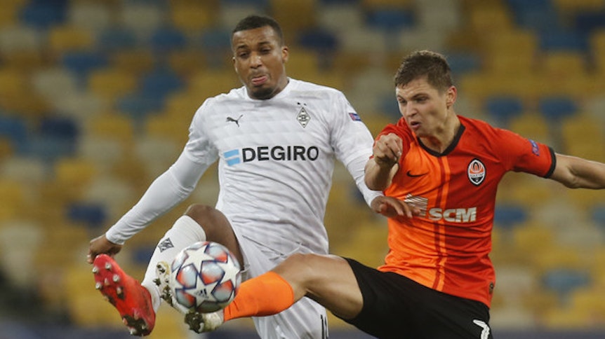Borussia-Stürmer Alassane Plea (l.) in Aktion gegen Valeriy Bondar (r.), von Schachtar Donezk.