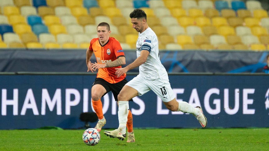 Gladbachs Kapitän Lars Stindl (r.) gewann im Hinspiel mit 6:0 gegen Schachtar Donezk.