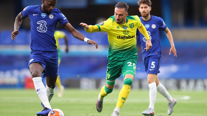 Josip Drmic (m.) verfolgt am 36. Spieltag der Vorsaison Chelseas Antonio Rüdiger (l.).