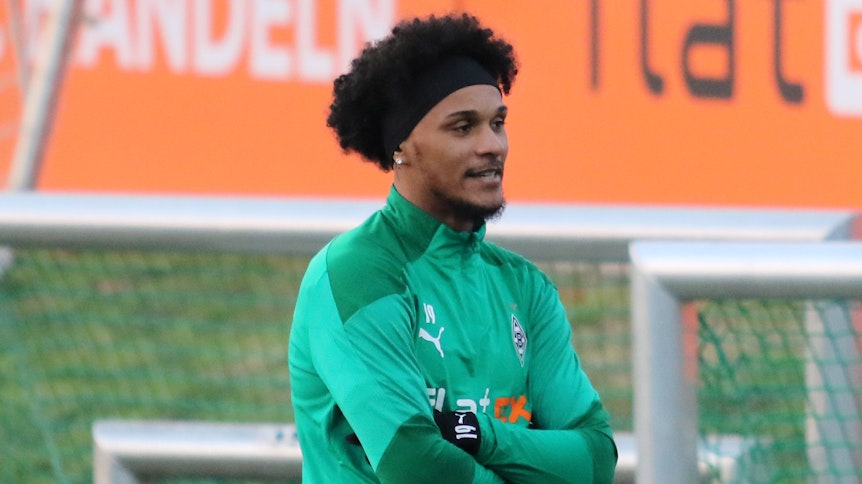 Borussias Valentino Lazaro präsentierte beim Abschlusstraining vor dem champions-League-Rückspiel der Fohlen gegen Schachtar Donezk am Dienstagnachmittag seine neue Frisur.