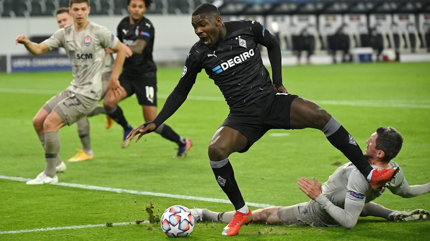 Borussias Marcus Thuram (2.v.r.) zieht gegen Schachtar Donezk einen Elfmeter.