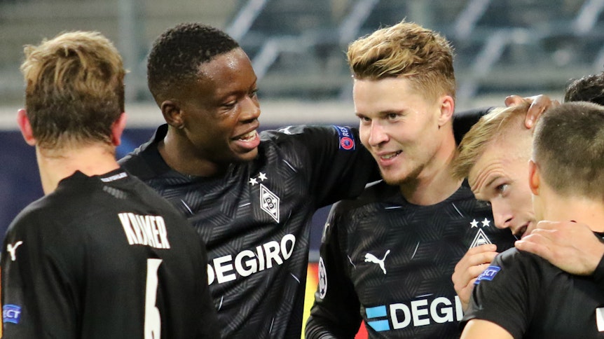 Borussias Denis Zakaria feiert mit Nico Elvedi und Oscar Wendt im Borussia-Park den 4:0-Sieg gegen Schachtar Donezk in der Königsklasse.