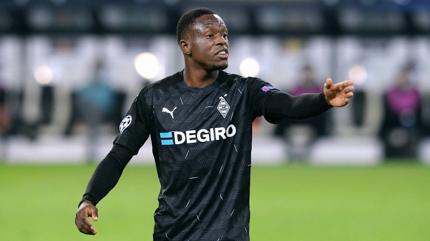 Denis Zakaria, Spieler der Gladbacher Borussia, deutet seinem Mitspieler mit einer Handbewegung an, wohin er den Ball spielen soll.
