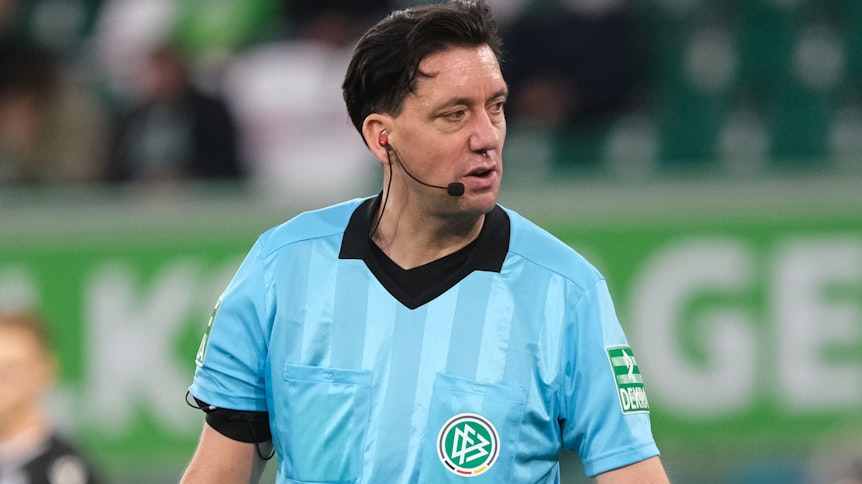 Manuel Gräfe beim Bundesliga-Duell zwischen VfL Wolfsburg und Arminia Bielefeld am 5. Spieltag in der Volkswagen-Arena.