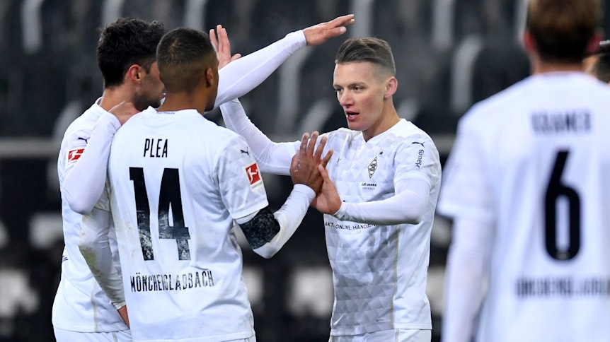 Lars Stindl (Links), Alassane Plea (Mitte) und HannesWolf (Rechts) bejubeln den 4:1-Treffer von Wolf.