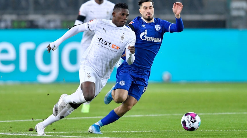 Borussias Breel Embolo (l.) im Duell mit Suat Serdar (r.).