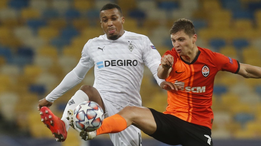 Borussias Alassane Plea im Zwiekampf mit Valeriy Bondar von Schachtor Donezk.
