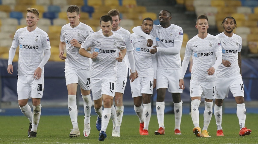 Das Team von Borussia Mönchengladbach feiert den Sieg in Kiew.