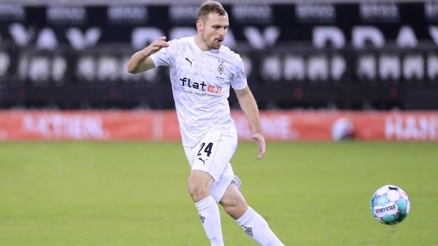 Tony Jantschke, Verteidiger bei Borussia Mönchengladbach, blickt während des Bundesliga-Duells gegen Wolfsburg im Oktober auf den Ball.