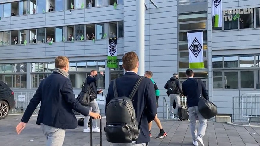 Die Mitarbeiter der Borussia-Geschäftsstelle bereiteten ihrem Team nach dem 6:0 in Donezk eine besonderen Empfang im Borussia-Park.