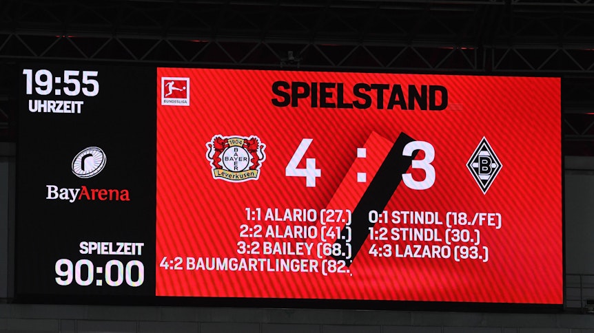 Die Anzeige-Tafel in der BayArena zeigt das Endergebnis im Duell mit Borussia Mönchengladbach.