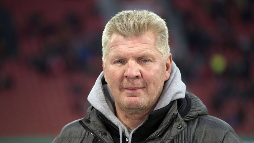 Stefan Effenberg blickt in die Kamera eines Fotografen.