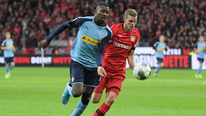 Borussias Marcus Thuram (l.) im Duell mit Leverkusens Sven Bender (r.