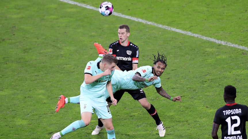 Valentino Lazaro (M.), Spieler der Gladbacher Borussia, erzielte gegen Bayer Leverkusen ein Traumtor mit der Hacke.