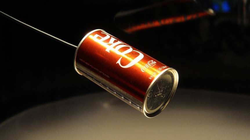 Sie ist rund 49 Jahre alt und sieht immer noch fast aus wie neu: Die Cola-Dose vom Büchsenwurf-Spiel 1971 zwischen Borussia Mönchengladbach und Inter Mailand. Heute ist die Dose ein Ausstellungsstück im Museum der Borussia.