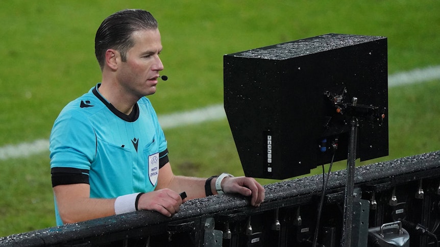Schiedsrichter Danny Makkelie schaut sich das vermeintliche 3:3 der Borussia gegen Inter Mailand an, gibt den Treffer aber nicht. Allerdings hat der Niederländer etwas gesehen, was wohl kein anderer sehen konnte.