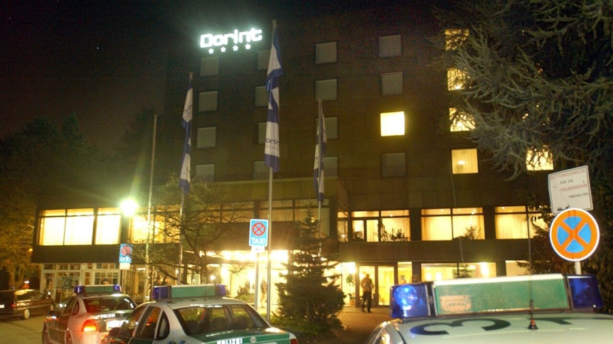Polizei-Einsatz am Dorint-Hotel in Mönchengladbach, in dem die Mannschaft von Inter Mailand eingecheckt hat.