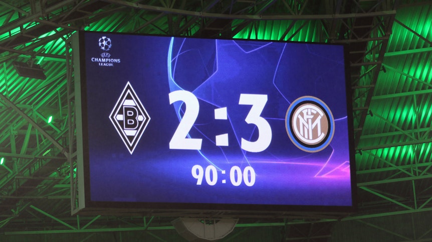 Die Anzeige-Tafel im Borussia-Park zeigt die bittere Realität: Am Ende unterlag Borussia Mönchengladbach Inter Mailand am 5. Spieltag der Champions-League-Gruppenphase knapp mit 2:3.
