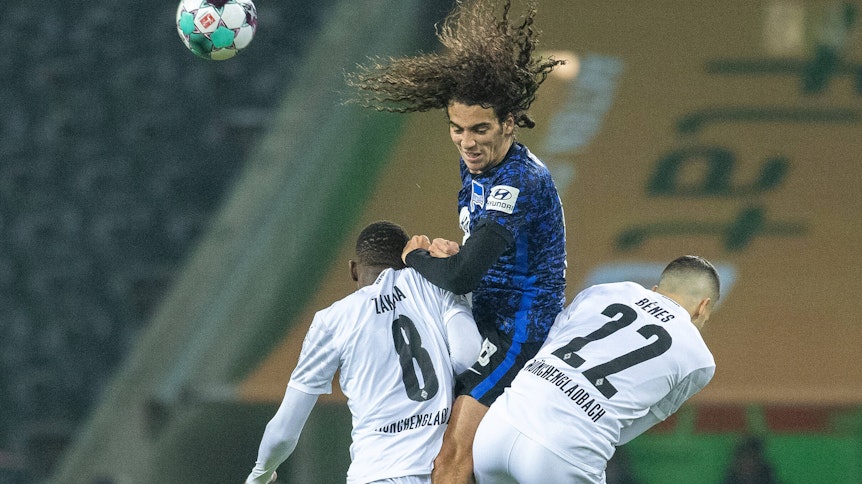 Denis Zakaria (l.) und Laszlo Benes (r.) nehmen Herthas Torschützen Matteo Guendouzi (m.) in die Mitte.