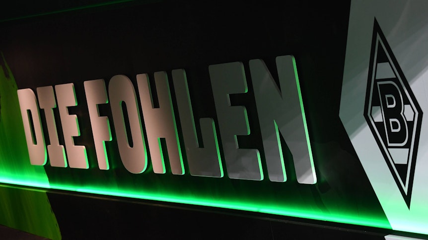 Das Logo von Borussia Mönchengladbach im Spielertunnel des Borussia-Parks.