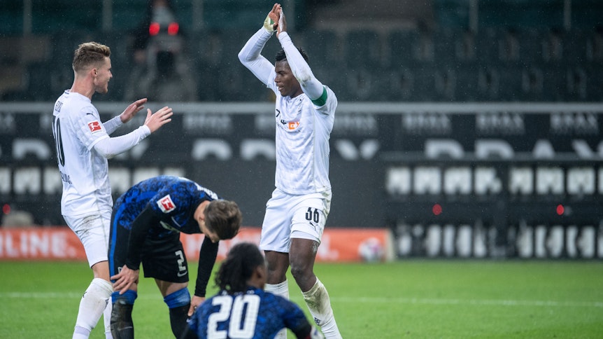 Borussias Nico Elvedi (l.) und Breel Embolo (r.) feiern den Gladbacher Ausgleichstreffer gegen Hertha.