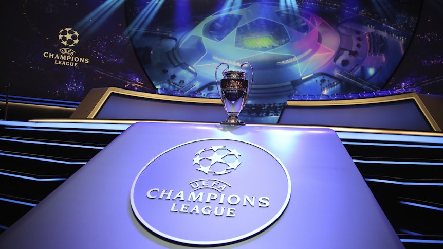 Bei der Auslosung der Gruppenphase im Grimaldi Forum 2019 steht der Champions-League-Pokal vor der Aauslosung auf einem Podest.