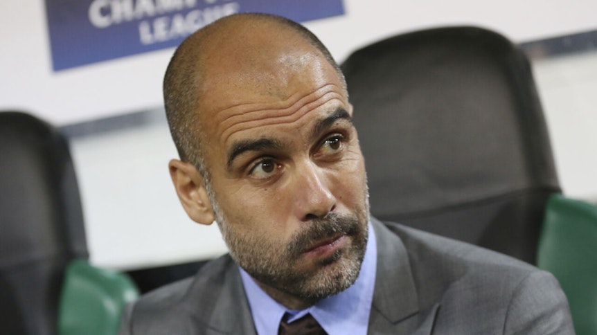 Manchesters Trainer Pep Guardiola hat im November 2016 schon einmal während eines Duells mit Gladbach in der Champions League im Borussia-Park auf der Bank Platz genommen.