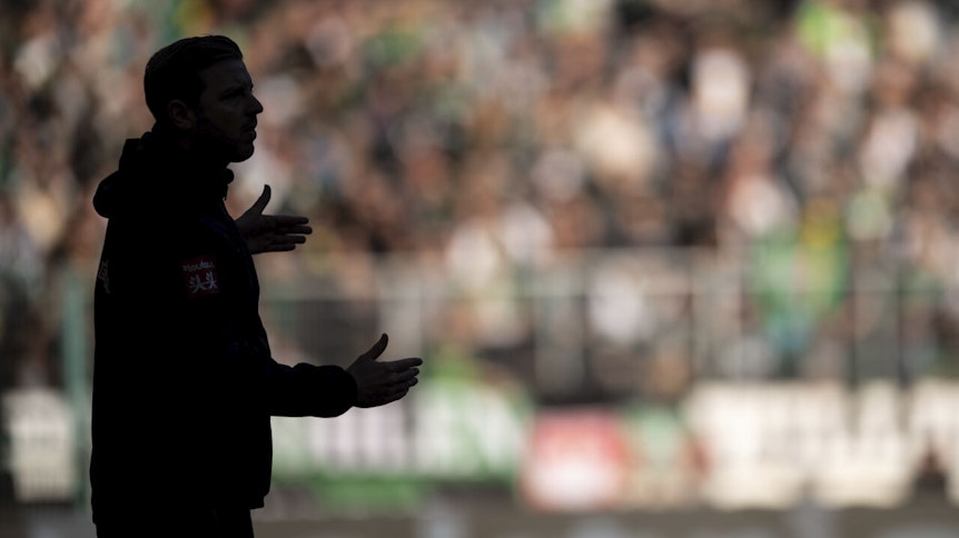 Bremens Trainer Florian Kohfeldt gestikuliert im November 2019 wild an der Seitenlinie im Borussia-Park.