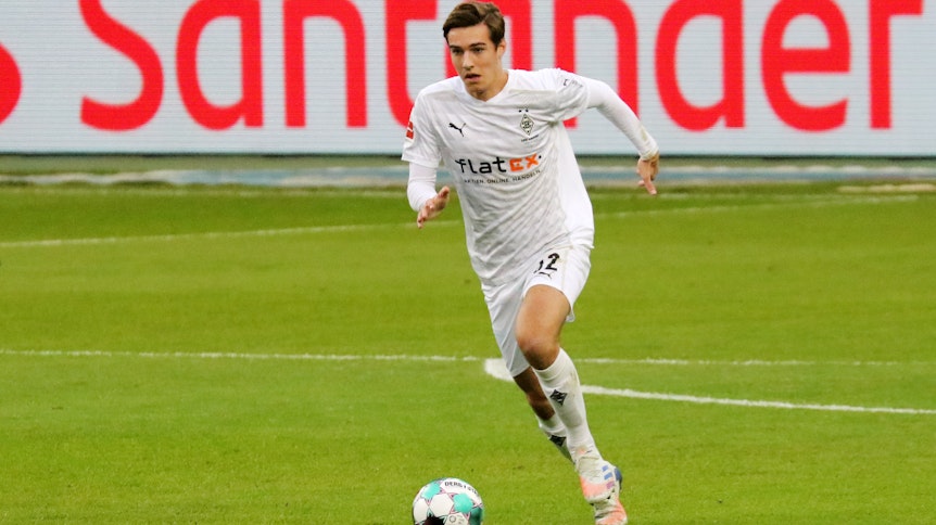 Florian Neuhaus, hier beim Bundesliga-Spiel gegen Hertha BSC am 12. Dezember 2020, kontrolliert den Ball.