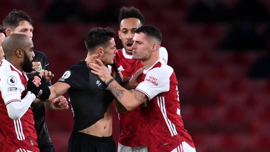 Granit Xhaka (r.) rastet im Spiel gegen den FC Burnley aus.