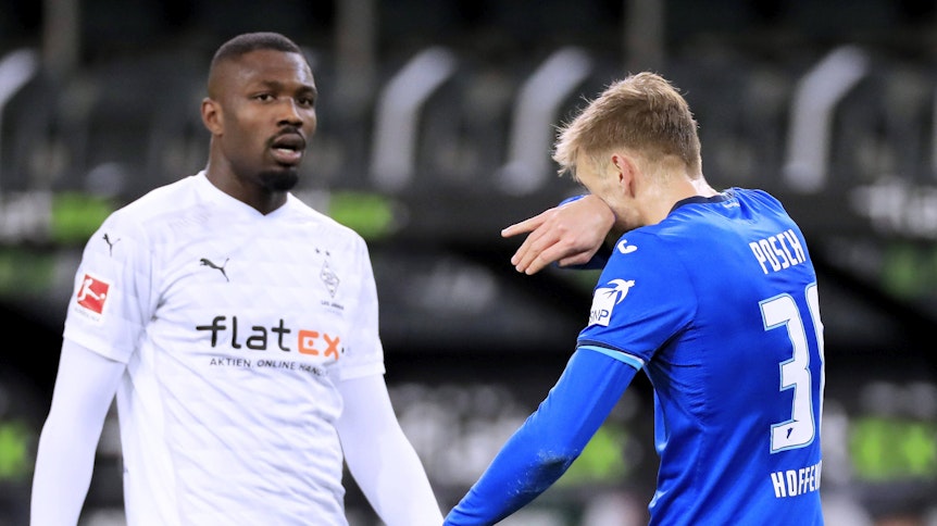 Gladbachs Marcus Thuram hat Hoffenheims Spieler Stefan Posch am Samstag ins Gesicht gespuckt. Posch reibt sich im Anschluss das Gesicht.