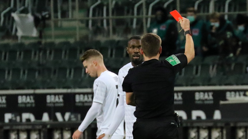 Schiedsrichter Frank Willenborg zeigt Marcus Thuram nach Videobeweis die Rote Karte. Dieser hatte zuvor seinen Hoffenheimer Gegenspieler angespuckt.